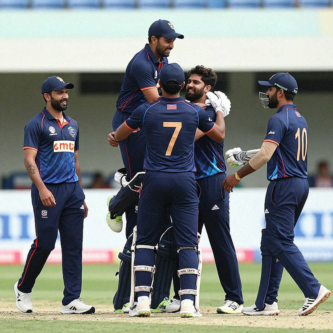 ১১০-৬ থেকে ৪২৫-৯: লিয়ন-বিতর্কের আড়ালে অস্ট্রেলিয়ার আসল ফাটল