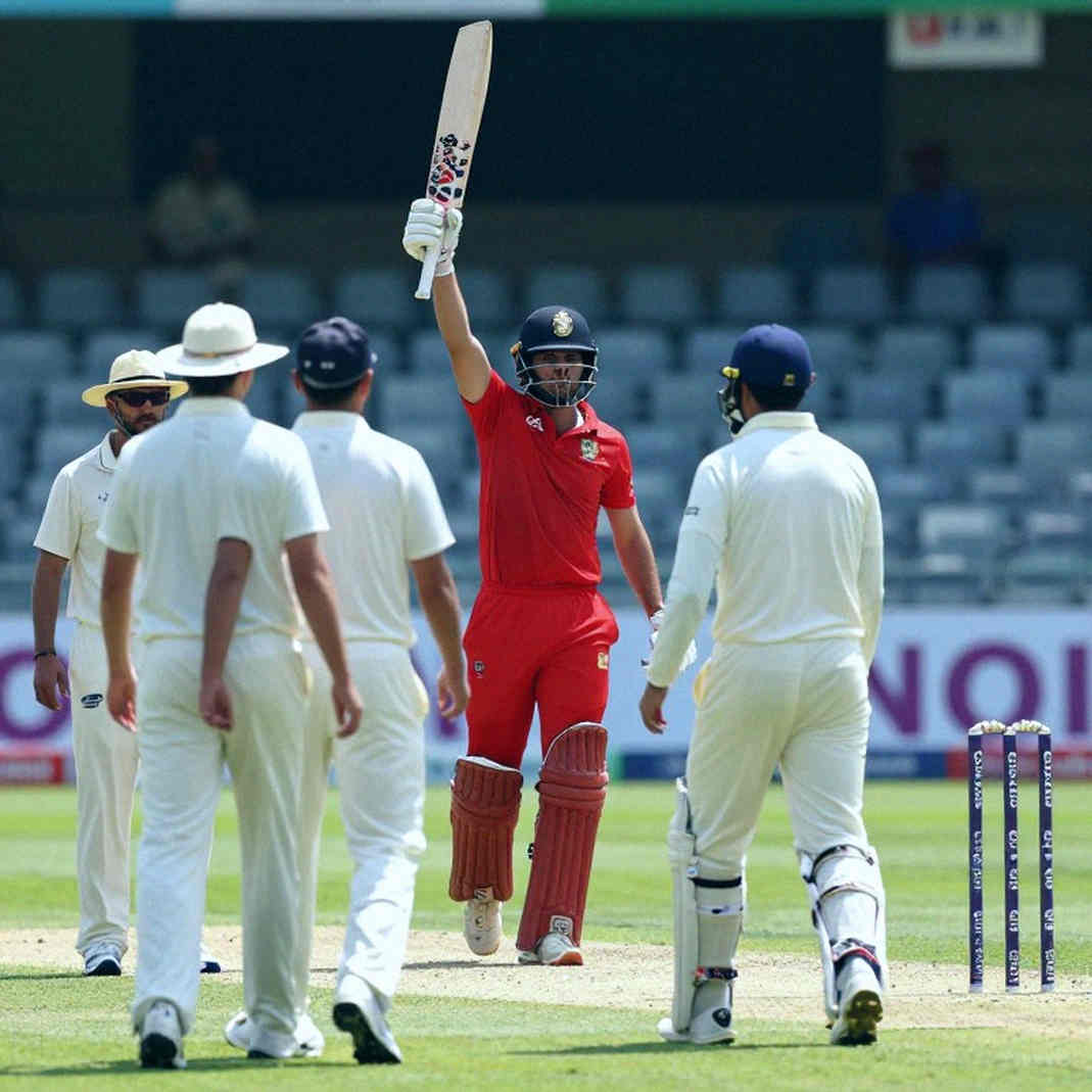 স্থানান্তর বাজারের কোলাহল আর এক কিশোরের ওভার-খাতা